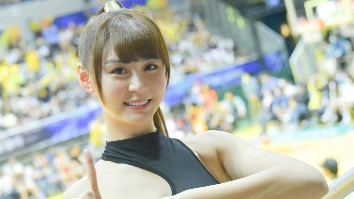 ▲短今「下衣失蹤」秀傲人美腿。（圖／翻攝自短今臉書）