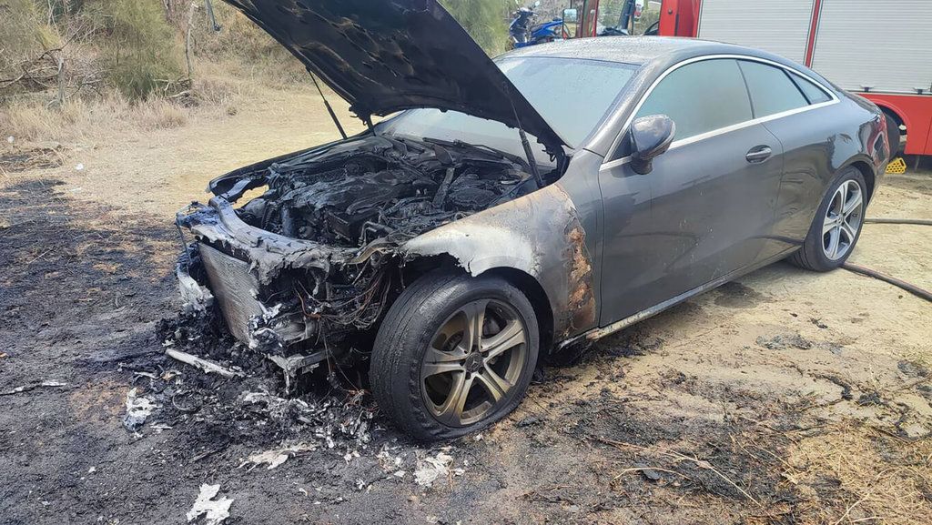 ▲今（5）日是清明節，屏東墾丁南灣大山母山登山口旁的公墓，再度傳出火警，碰巧一輛要價400萬的賓士豪車停在一旁，車頭慘遭火舌吞噬燒毀，所幸無人傷亡。（圖／翻攝畫面）