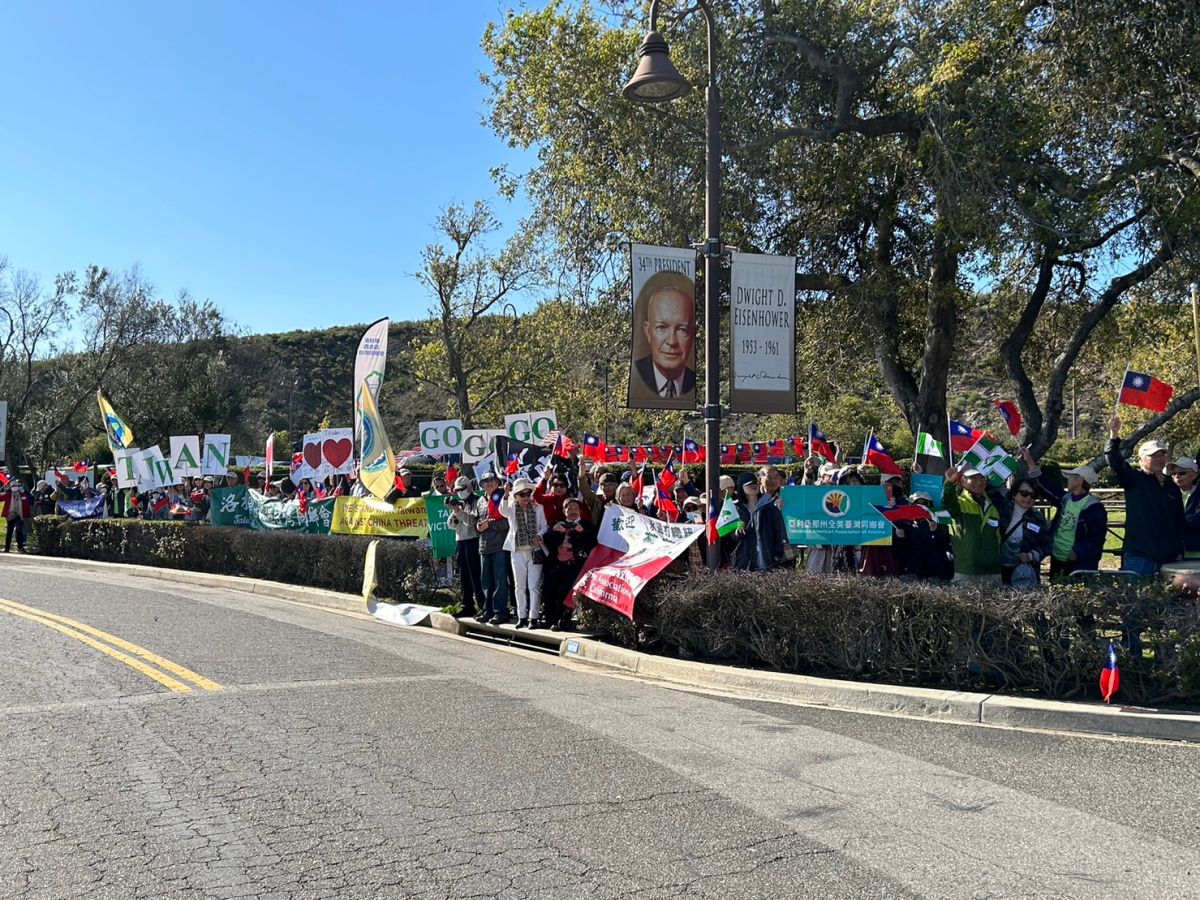 ▲蔡英文與麥卡錫於美西時間5日上午10時於洛杉磯雷根圖書館會面晤談，台灣僑胞組團前往為蔡英文加油。（圖／記者黃宣尹攝）