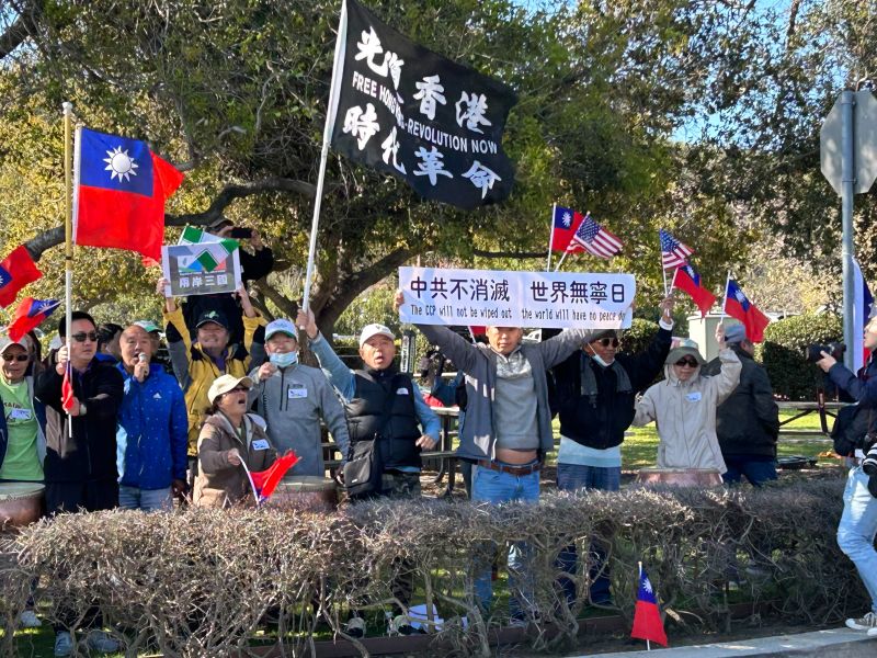 ▲蔡英文與麥卡錫美西時間5日上午10時於洛杉磯雷根圖書館會面晤談，台灣僑胞前往為蔡英文加油。（圖／記者黃宣尹攝）