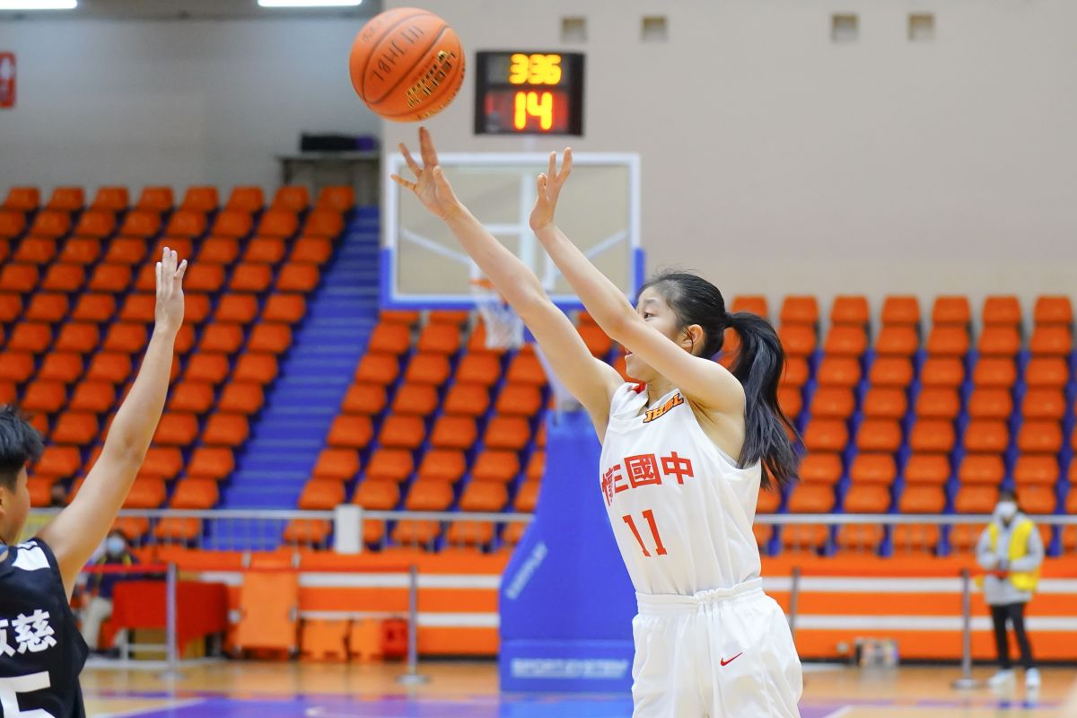 ▲懷生國二167公分前鋒蔡佳熹19分、10籃板「雙十」。官方提供
