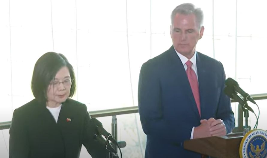 ▲蔡英文於雷根圖書館與麥卡錫會晤後，2人連袂發表談話。（圖／隨團媒體提供）