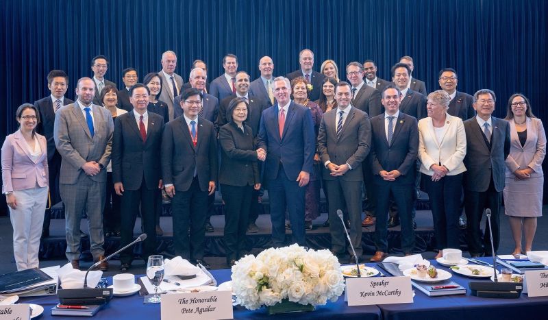 ▲總統蔡英文與美國眾議院議長麥卡錫(Kevin McCarthy)以及跨黨派國會議員會面,為台美關係寫下歷史新頁。(圖/總統府Flickr)