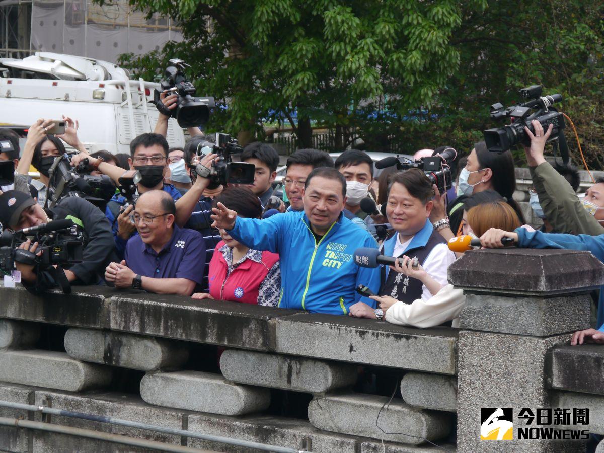 ▲侯友宜與民意代表們共同視察瓦磘溝整治成果。（圖 ／記者吳嘉億攝，2023.04.06）