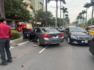 北市連環車禍！計程車切車道肇事　釀BMW失控衝對向毀4車
