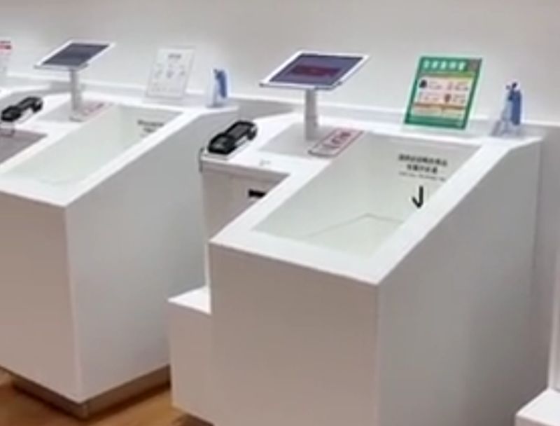 ▲有民眾到UNIQLO消費,突然發現店裡新增了自助結帳機,一試用更讓她相當驚艷「品項都沒錯」,對此,店員也揭露其中秘辛。(圖/翻攝自Dcard)