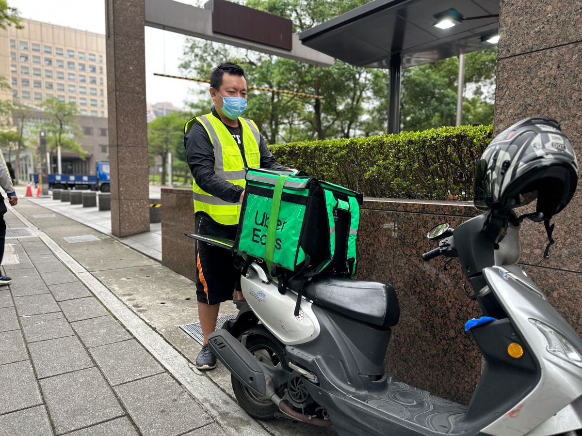 ▲全台22縣市都宣布「停班停課」，兩大外送平台也都暫停外送服務，但外帶還是可以使用。(圖／記者周淑萍攝)
