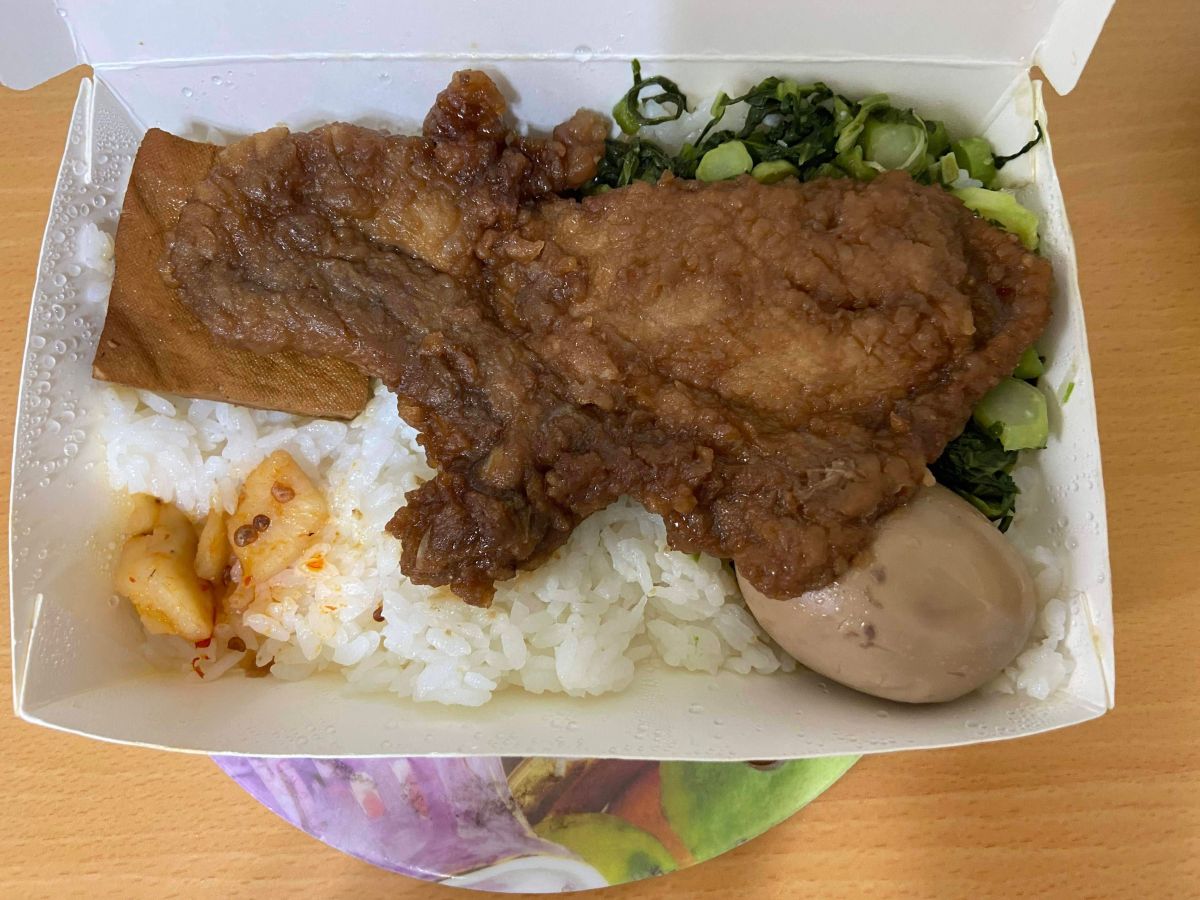 ▲網友分享日前購買的台鐵60元排骨便當照，表示肉變小塊、飯量也變少了，明顯縮水。（圖／翻攝PTT）