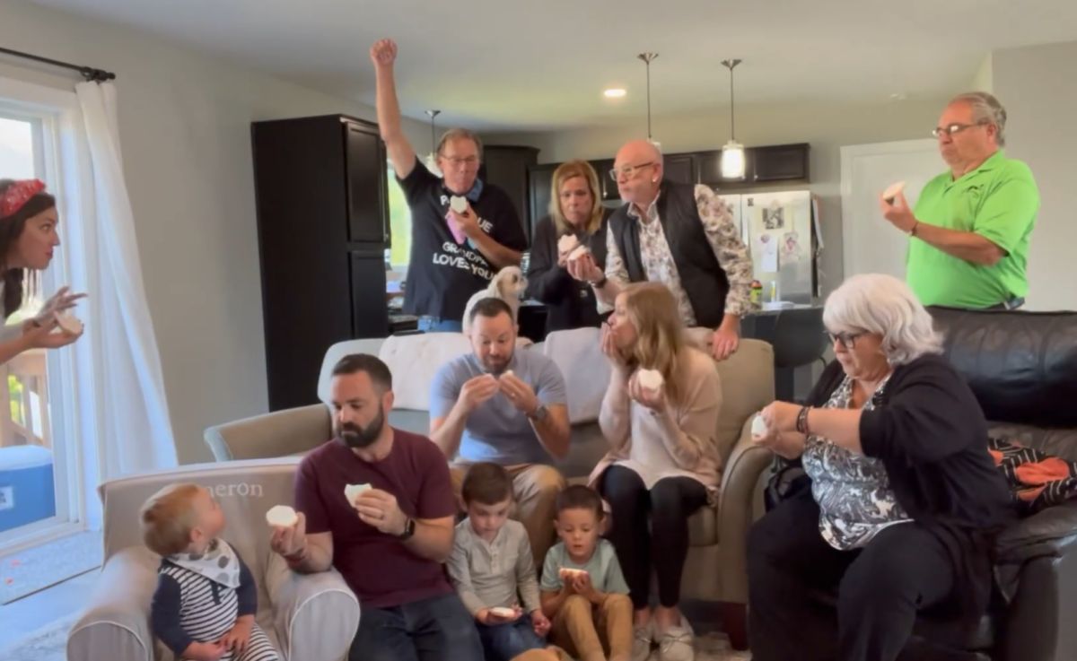 ▲派對中，一家人同時咬下餅乾，發現內餡是粉紅色時，全都嗨到不行，因為這是Clark家族睽違138年來首位女性家族成員誕生。（圖／Carolyn Clark臉書）