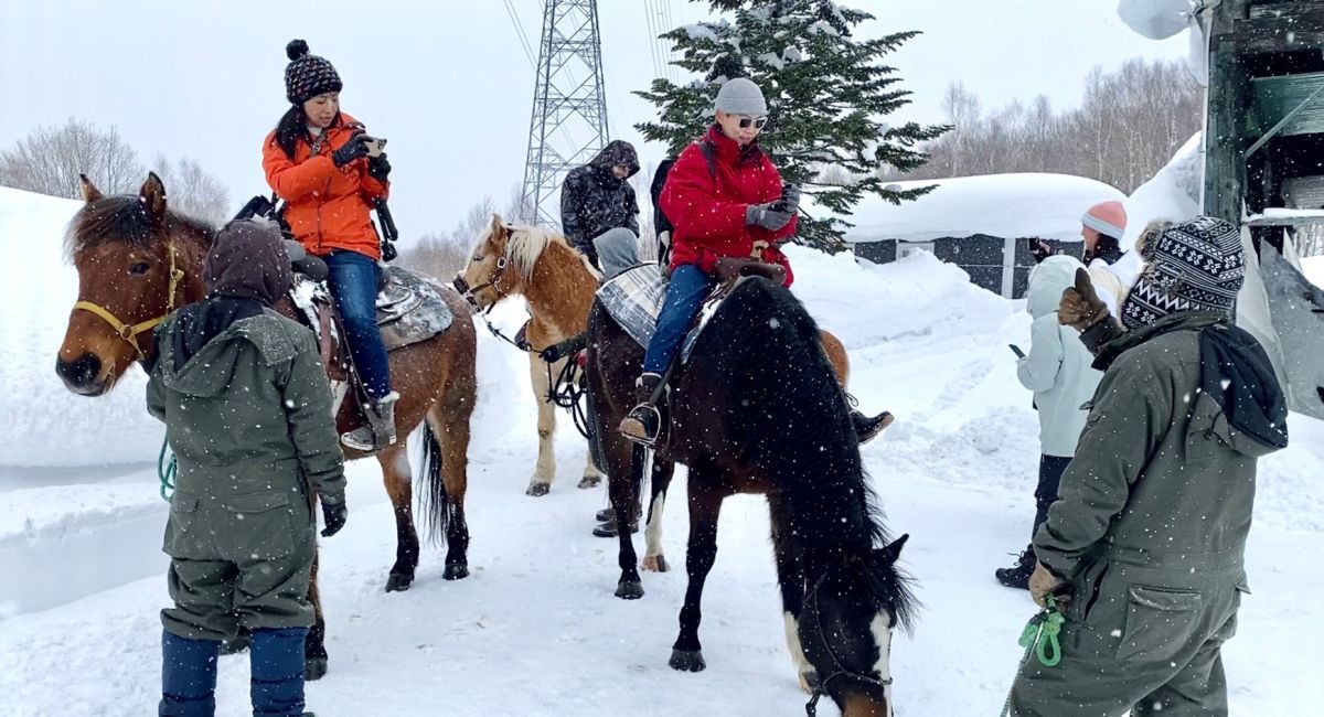 ▲春天到日本北海道旅遊不只能滑雪，獨特金山湖「冰上釣魚」，或漫天飄雪的浪漫「雪地騎馬」，絕對羨煞台灣朋友。（圖／記者蕭涵云攝）