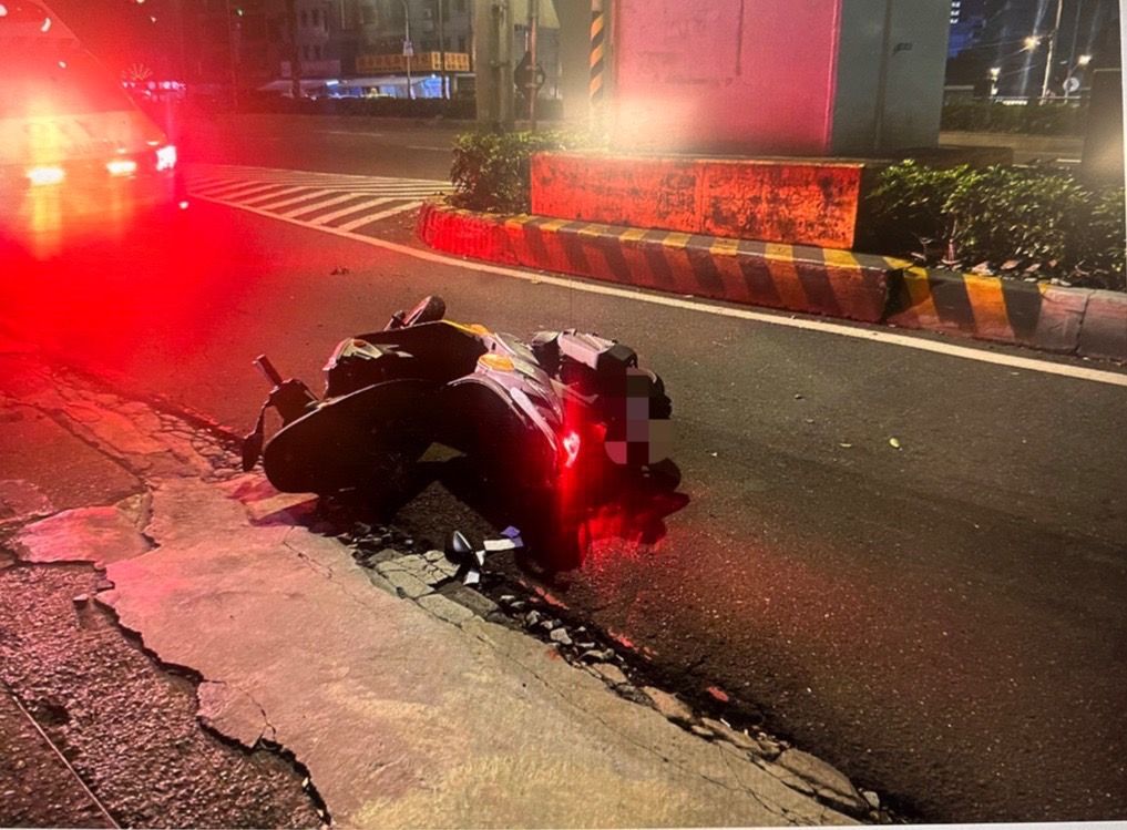 ▲鄭男自撞分隔島，由iPHONE14啟動「車禍偵測」功能，自動撥打報案電話，救回一命，不過鄭男仍昏迷。（圖／翻攝畫面）