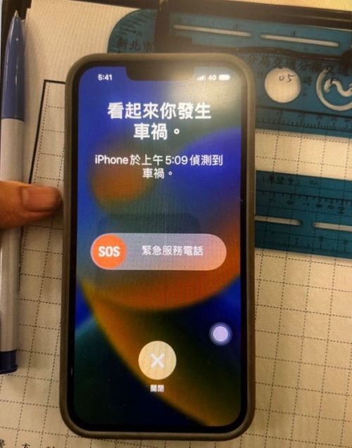 ▲之前有民眾發生車禍，由iPhone 14觸發了「車禍偵測」功能，自動撥打報案電話，救回一命。（圖／翻攝畫面）