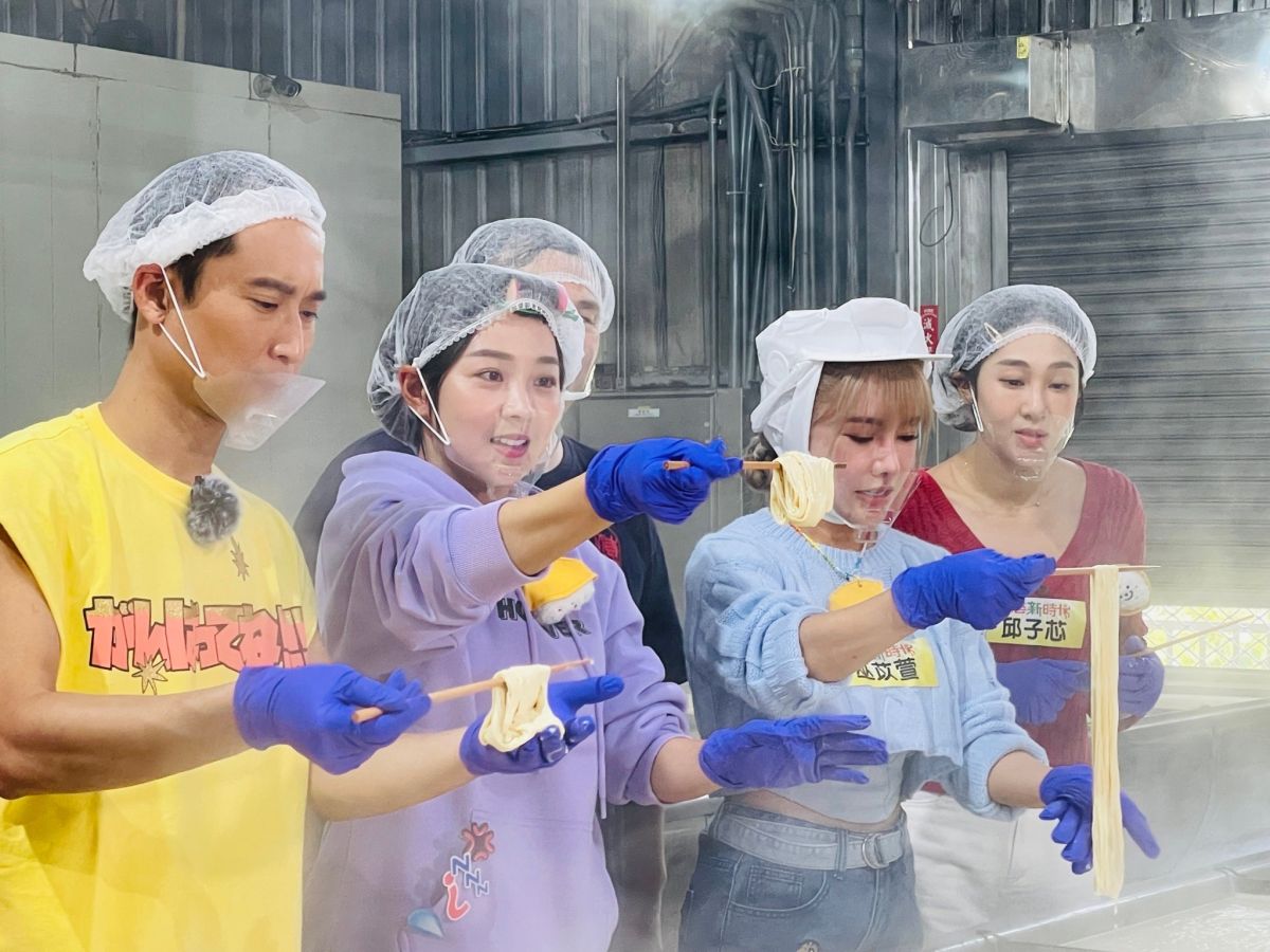 ▲啦啦隊女神籃籃（左二）、巫苡萱（右二）忙蒸臉，狠虧阿翔老態盡現。（圖／民視提供）