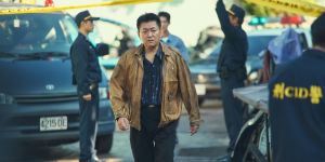 ▲庹宗華上銬、拿槍動作標準，兼當《模仿犯》軍警顧問。（圖／Netflix提供）