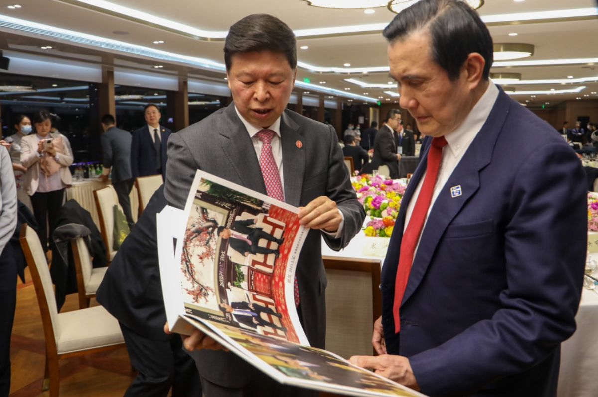 ▲中國國台辦主任宋濤發表新年寄語，呼籲台灣民眾顧大局，堅定推進祖國和平統一進程。圖為他與馬英九。（圖／馬辦提供）