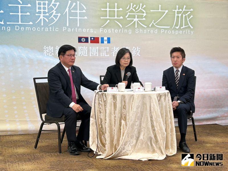 ▲隨著「民主夥伴共榮之旅」進入尾聲,蔡英文在洛杉磯與隨團媒體茶敘,回應相關提問。(圖/記者黃宣尹攝)