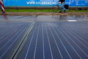 ▲荷蘭發揮創意，在綠能產業上處處應用技術創新，太陽能自行車道就是個例子。（圖／美聯社／達志影像）