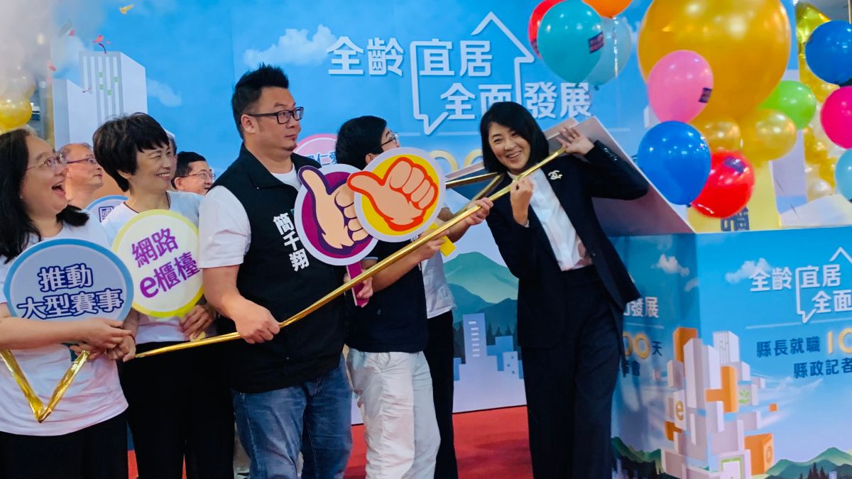 ▲許淑華開啟「縣政亮點寶盒」時站太近，蓋子剛好掛在她肩上，一旁貴賓們表情各異。（圖／記者顏幸如攝，2023.04.07）。