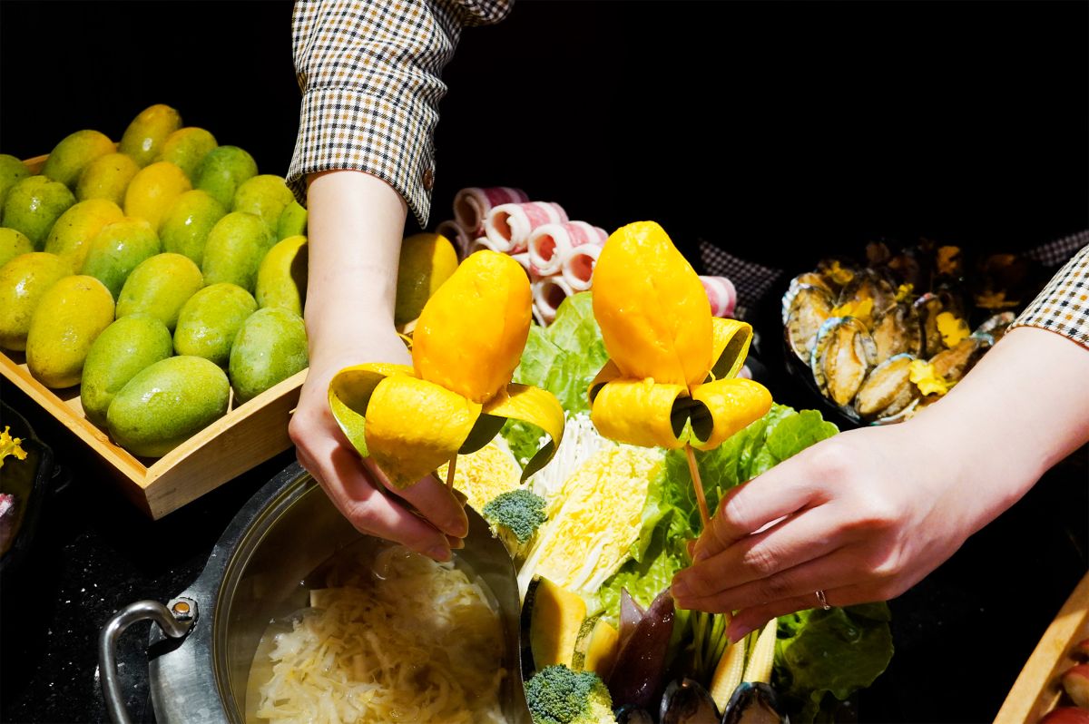 ▲名片新用途！馬辣推出屏東土芒果無限吃，這些英文名免費升級巨蛤吃到飽。（圖／業者提供）