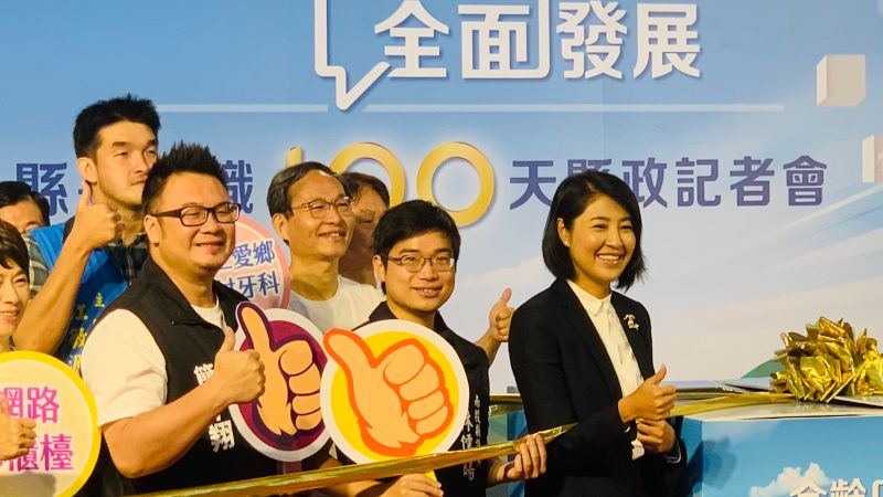 ▲許淑華(右起)縣政100日記者會,國民黨議員林儒暘、民眾黨議員簡千翔等人皆參與。(圖/記者顏幸如攝,2023.04.07)