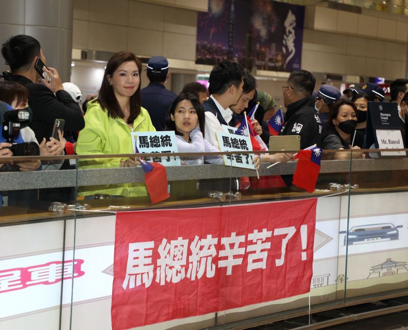▲徐巧芯等議員到桃園機場歡迎馬英九回國。(圖/記者陳明中攝,2023.04.07)