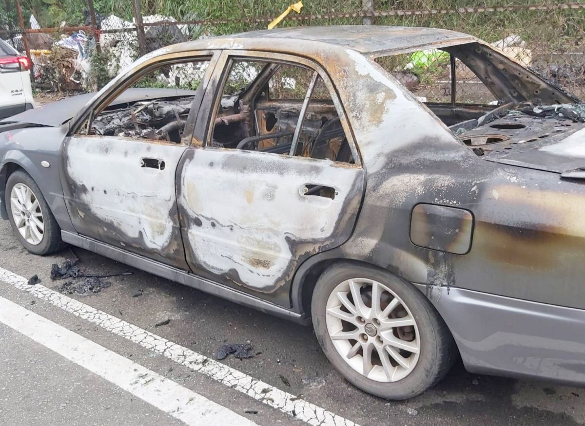 ▲桃園市一名黃姓慣竊疑似因為精神狀態不穩，昨天凌晨將路邊車輛車窗擊破後，以沾有酒精的衛生紙點燃。（圖／記者李春台翻攝）