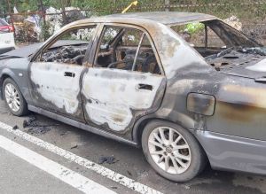 慣竊精神不穩砸車窗 酒精衛生紙引火燒2車
