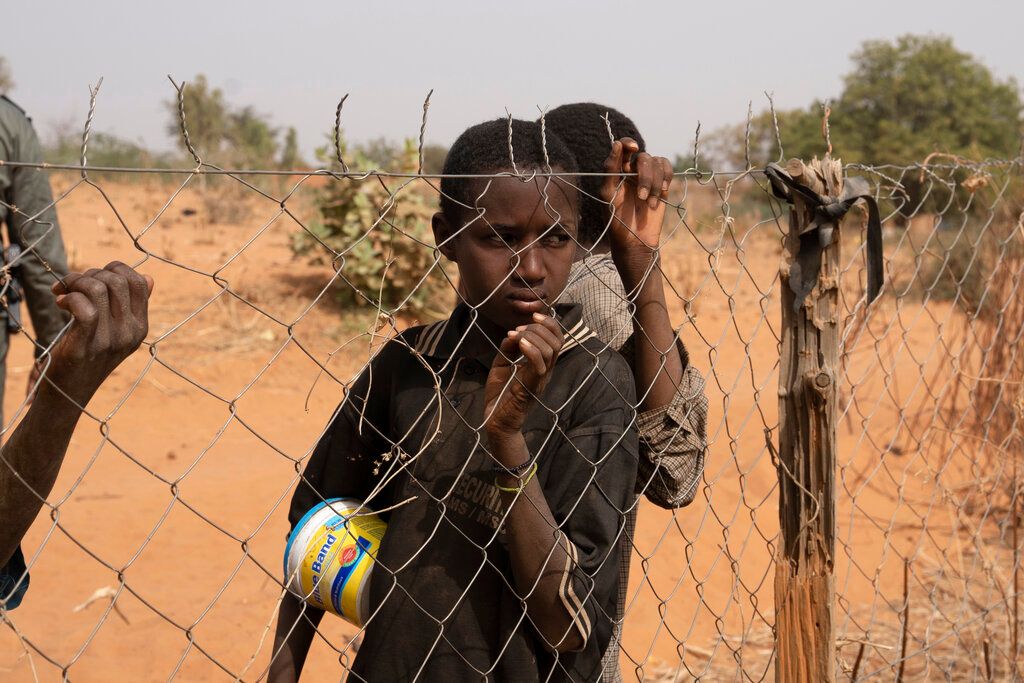 ▲聯合國兒童基金會（UNICEF）今天警告，受到糧食價格高昂、戰事與氣候變遷影響，非洲沙赫爾地區有3國今年總計恐有近100萬名幼童將出現嚴重急性營養不良情況。圖為尼日幼童。（圖／美聯社／達志影像）