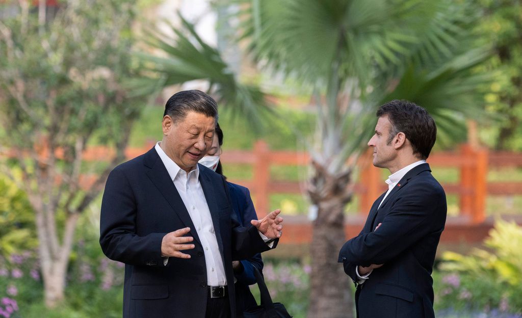 ▲法國總統馬克宏與中國國家主席習近平今日在廣州展開非正式交流，兩人一起逛松園聊天，品茗賞琴。（圖／美聯社／達志影像）