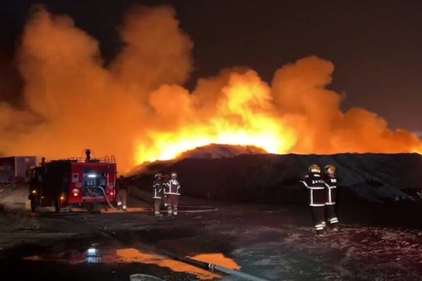 ▲今（8日）凌晨，台南仁德區一處廢棄家具堆置場突然發生大火。（圖／翻攝畫面） 