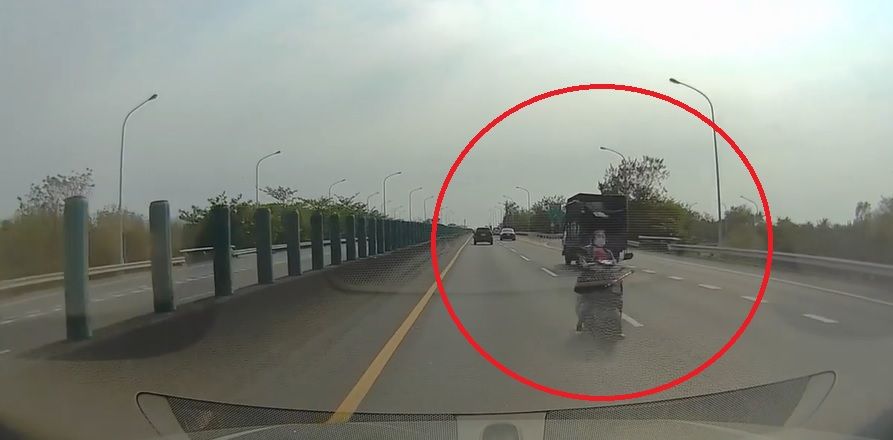 ▲阿嬤逆向騎在快速道路上，嚇得原PO大喊：「到底是誰家的阿嬤啊」。（圖／翻攝爆料公社公開版） 