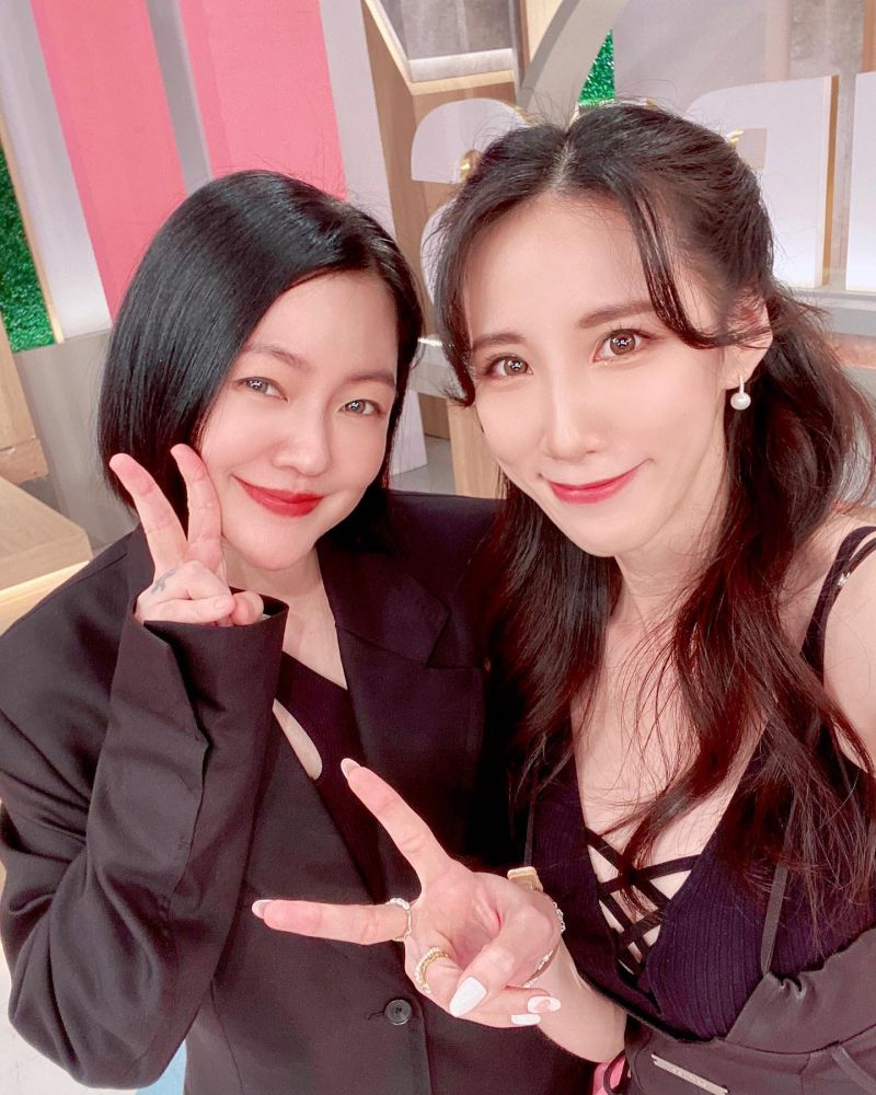▲瑤瑤與主持人小S（左）自拍。（圖／翻攝自瑤瑤黃喬歆臉書）