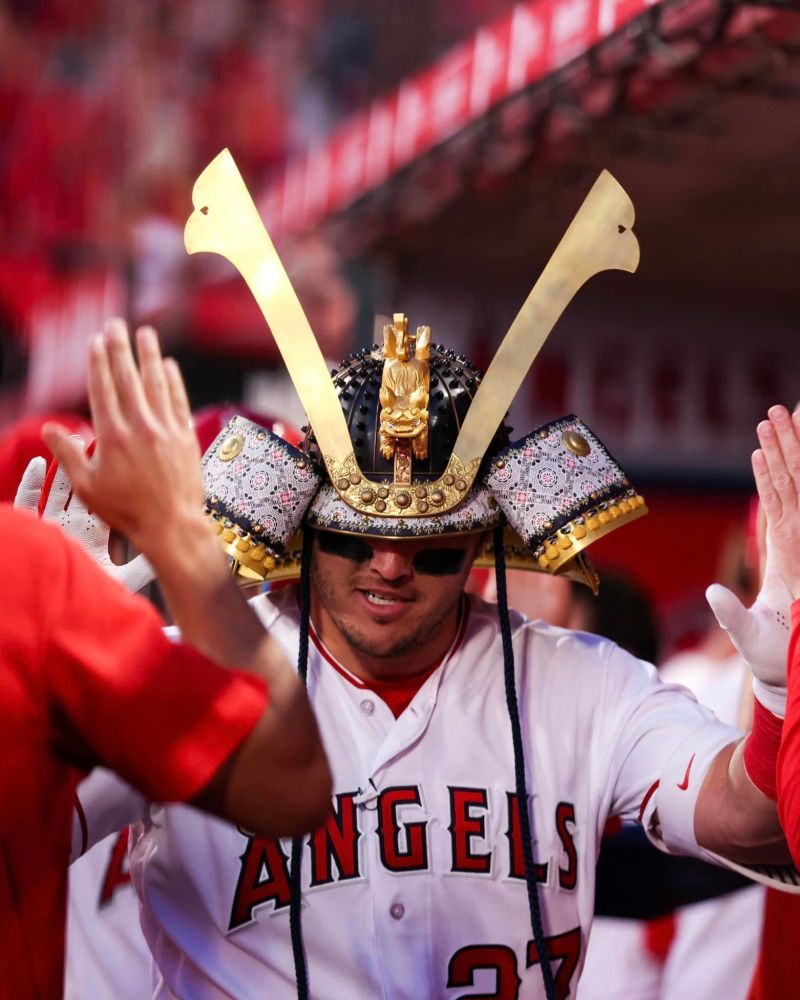 ▲天使隊Mike Trout開轟，戴上日本武士頭盔。（MLB推特）