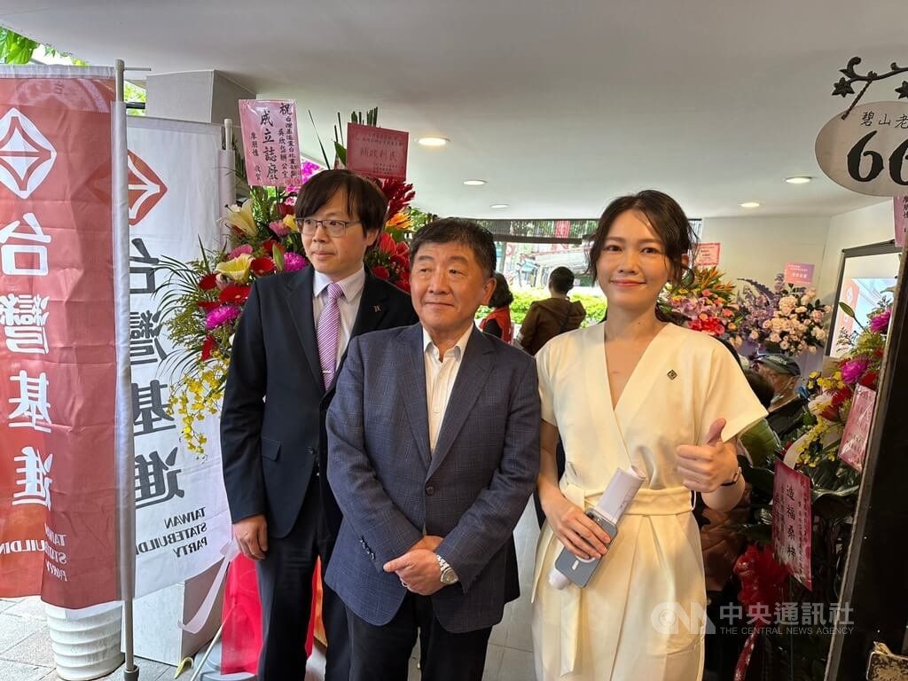 ▲台灣基進台北市黨部暨吳欣岱（右）服務處8日下午舉辦開幕活動，前衛福部長陳時中（中）以個人身分應邀出席。左為台灣基進黨主席王興煥。中央社記者劉建邦攝 112年4月8日