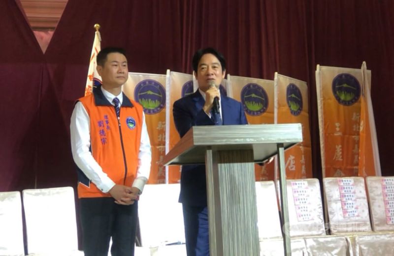 ▲副總統賴清德（右）8日中午出席在新北市汐止區餐廳舉辦的新北嘉義同鄉會30週年慶活動，致詞時呼籲大家應團結共同守護台灣，促進台灣民主、維持和平，並促進經濟繼續繁榮發展。中央社記者王朝鈺攝 112年4月8日