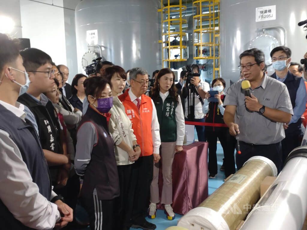▲台南水情吃緊，燈號是減量供水的橙燈；行政院長陳建仁（橘色背心者）8日前往台南市安平再生水廠視察。中央社記者張榮祥台南攝 112年4月8日