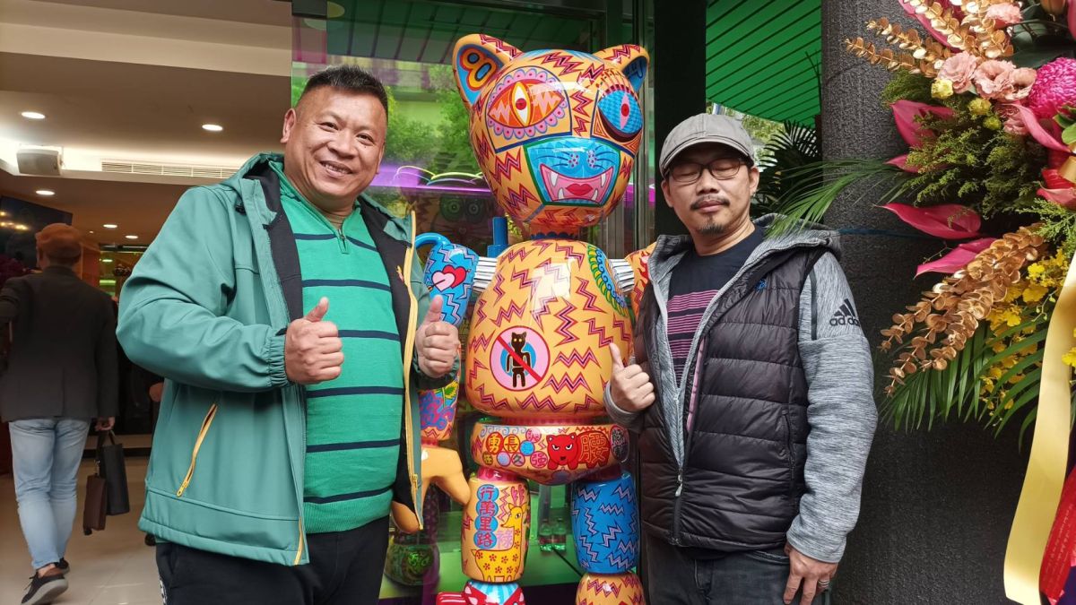 ▲洪易最新力作外星人-愛心人，矗立台灣大道旁，已成為台中新地標民眾搶打卡。（圖／柳榮俊攝，2023.4.8)