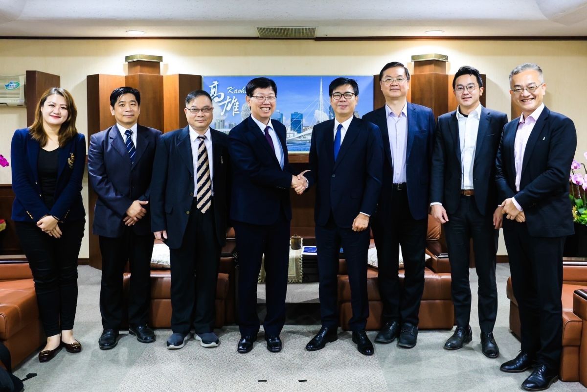 ▲鴻海集團董事長劉揚偉（左4）今年3月率團隊拜會高雄市長陳其邁（右4)與市府團隊。（圖／高市府提供）