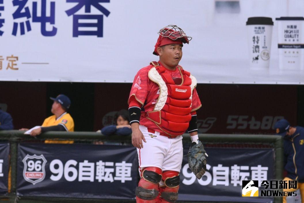 ▲味全龍隊捕手劉時豪先發上陣，搭配先發投手王維中。（圖／林柏年攝）