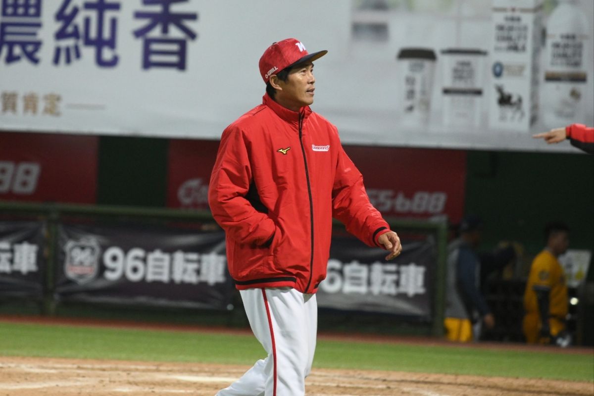 ▲味全龍隊總教練葉君璋針對主審蔡豐澤好球帶抗議（圖／林柏年攝）