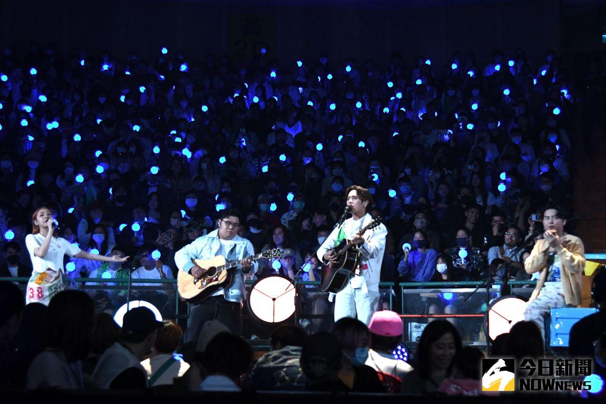 ▲告五人在台北小巨蛋開唱，嘉賓是神祕第4團員，也就是團員雲安（右二）的哥哥潘燕山（左二）。（圖／記者林調遜攝, 2023.04.08）