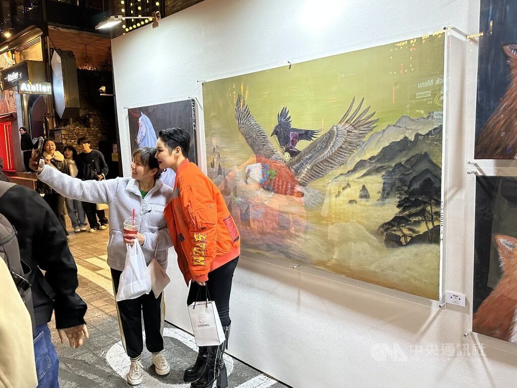 ▲首頁 / 國際韓國發起聚餐挑戰 盼恢復梨泰院生機2023/4/9 07:26（4/9 09:21 更新）韓國中小風險企業部8日至9日邀請藝人金元萱、李太成、Cheetah、黃燦盛等公眾人物與藝術家展出創作，Cheetah（右）8日在現場畫作前與粉絲合照。中央社記者廖禹揚首爾攝 112年4月9日