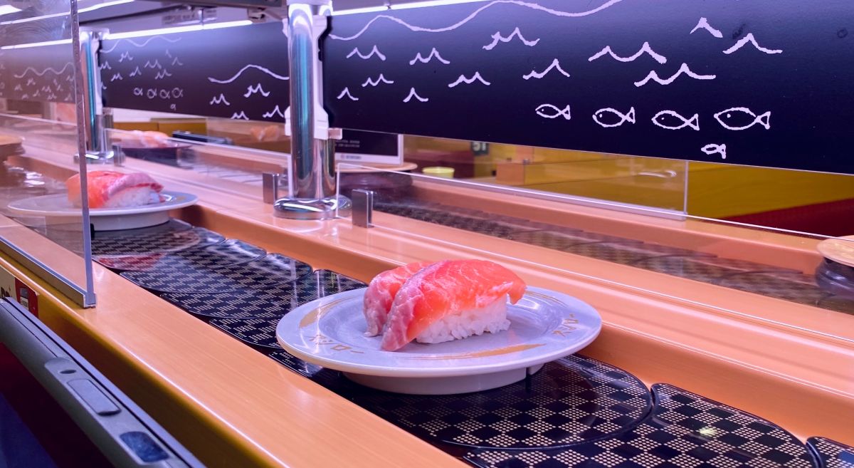 ▲作為壽司最的發源地日本，後續也發展出所謂「迴轉壽司」的生態，深受台灣人喜愛。（圖／記者蕭涵云攝）