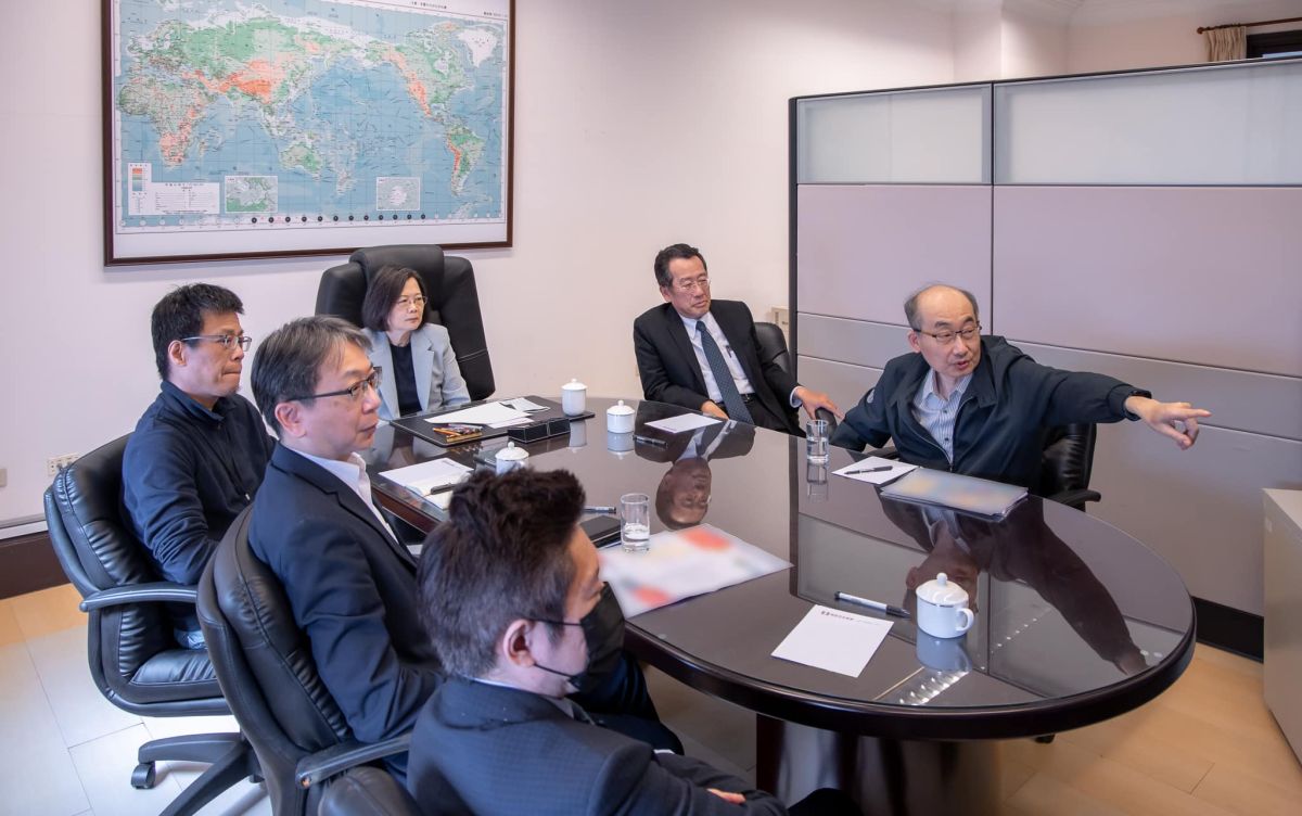 ▲蔡英文在臉書發文上傳聽取國安簡報照片，國安會前副秘書長楊永明痛批在場人員，除國安局長外沒一個軍事戰略專業，是作秀心態大於尊重專業。（圖／翻攝蔡英文臉書）