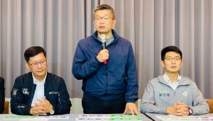 台中5綠委全員推薦黃守達 「師父」黃國書獨缺席 ▲野百合世代的張廖萬堅(左起)、蔡其昌,一起推薦太陽花世代的黃守達。(圖/記者顏幸如攝,2023.04.09)