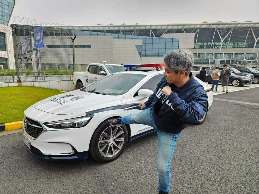 ▲廖元豪假踢大陸警車照片引發討論，見輿論不斷升溫，廖今稍早在臉書發表道歉文坦言是「屁孩行為」。（圖／翻攝廖元豪臉書）