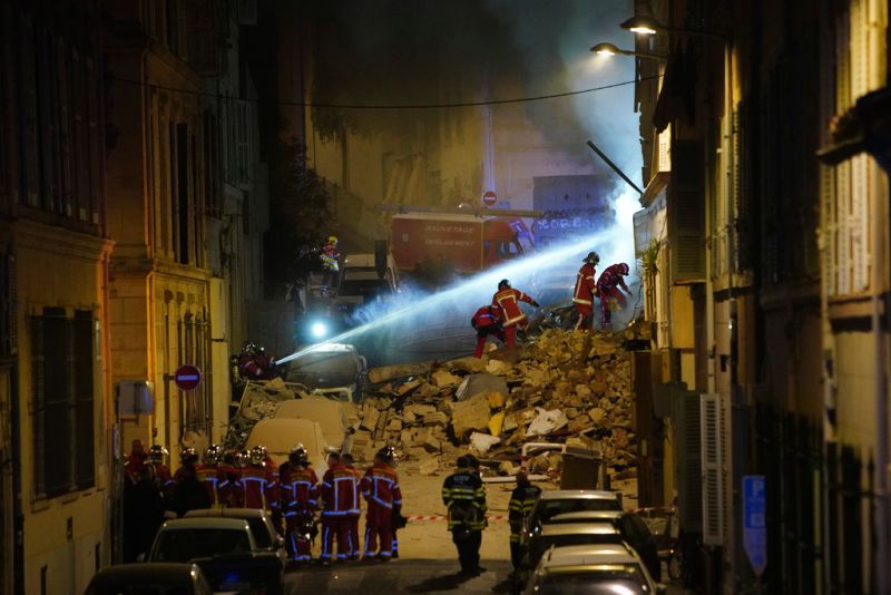 ▲法國南部港市馬賽（Marseille）一棟4層樓建築倒塌，至少造成5人受傷，現場燃起熊熊大火，導致搜救工作受阻。（圖／美聯社／達志影像）