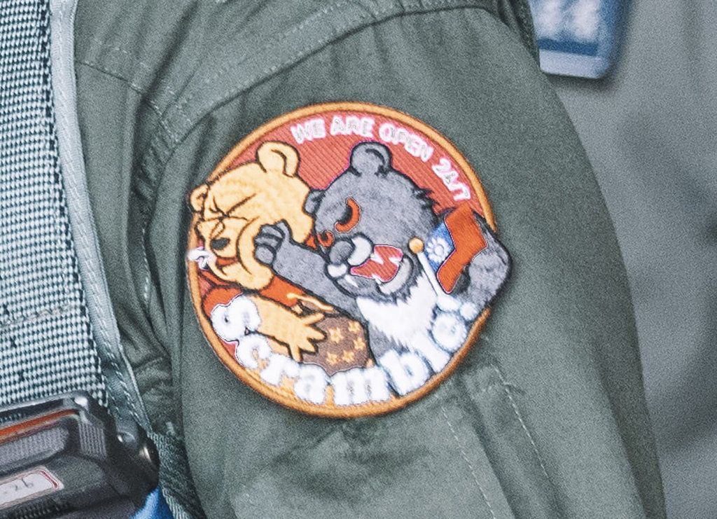 ▲IDF飛官待命攔截共機 臂章秀台灣黑熊痛扁小熊維尼2023/4/9 19:02（4/9 19:56 更新）中共持續對台軍演，一名經國號IDF戰機飛官9日執行起飛前檢查，其臂章大秀台灣黑熊手持中華民國國旗，並痛毆小熊維尼，相當有趣。（軍聞社提供）中央社記者游凱翔傳真 112年4月9日