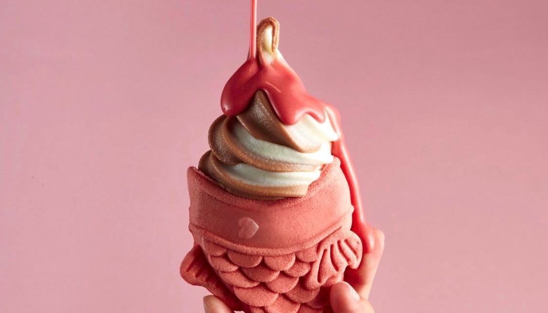 ▲王品「和牛涮」被讚鯛魚燒冰淇淋才是本體，4月新推草莓麻糬鯛魚燒，可搭每週一午餐半價399元吃到飽。（圖／王品集團提供）