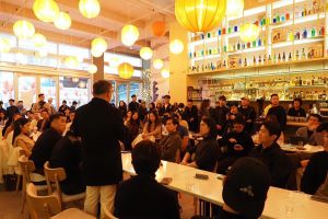 ▲柯文哲訪美第2天，在NORIKOH餐廳，和上百位從台灣到此求學、工作的年輕人進行近距離座談。（圖／翻攝柯文哲臉書）  